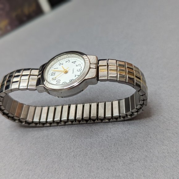 Classic Wrist Watch Vintage Easy to read Hands Dial and is Working new battery - Picture 5 of 7